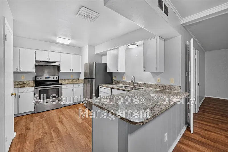 3 bed, 2.0 bath, 1700 sqft, $2,000 — Photo 3