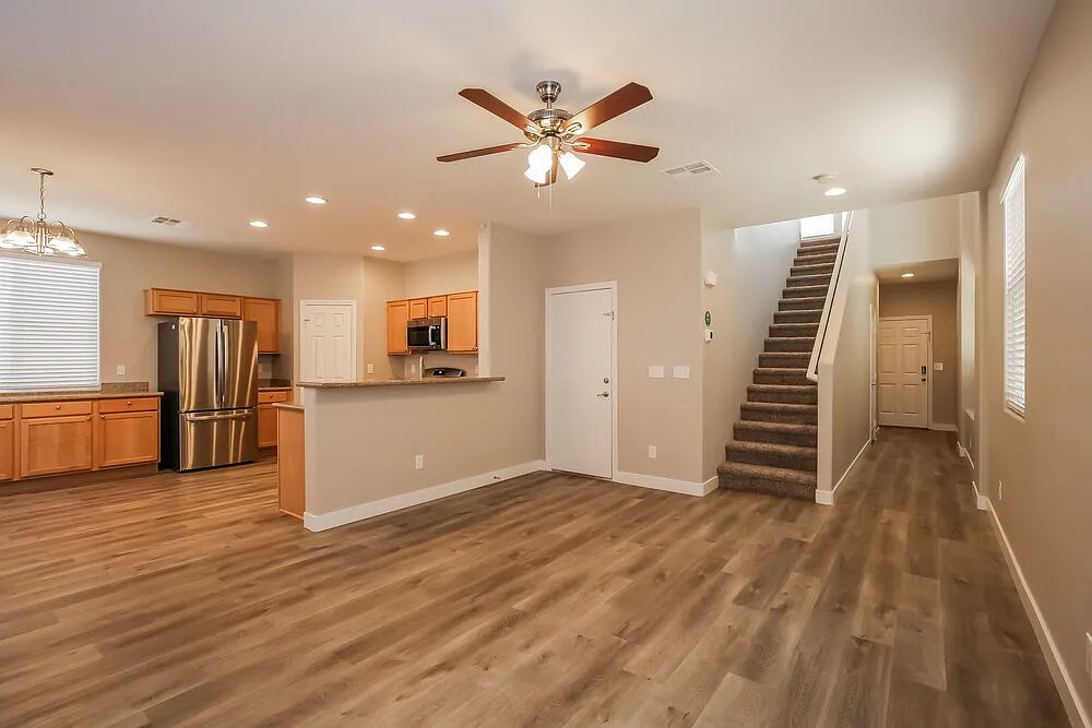 3 bed, 2.5 bath, 1702 sqft, $2,190 — Photo 4