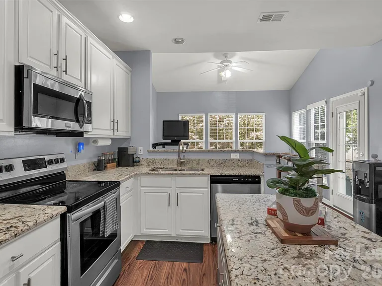 1802 Robinwood Village Dr — Photo 11