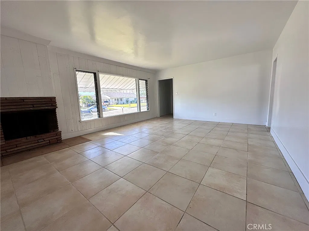 3 bed, 1373 sqft, $3,300 — Photo 3