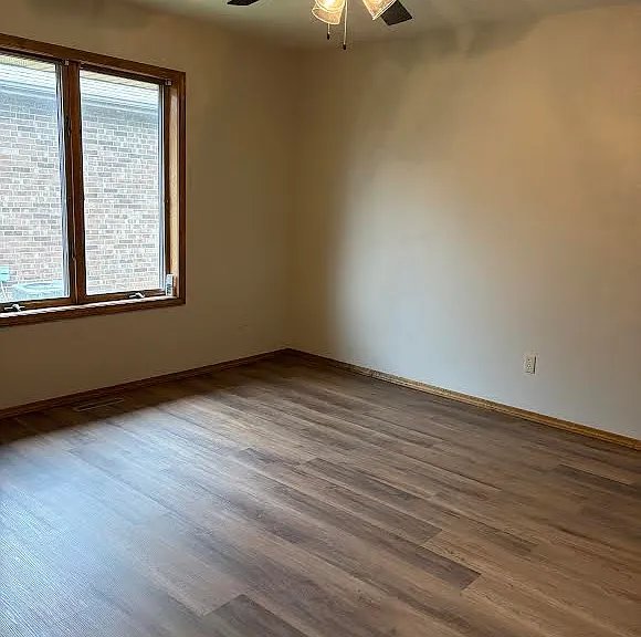 1462 E Powell St — Photo 6