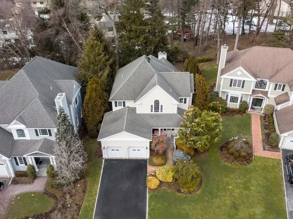 27 Evergreen Circle #NA, Manhasset, NY 11030