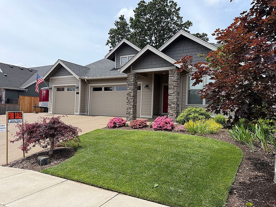 1st image of 627 NW Hillcrest Dr