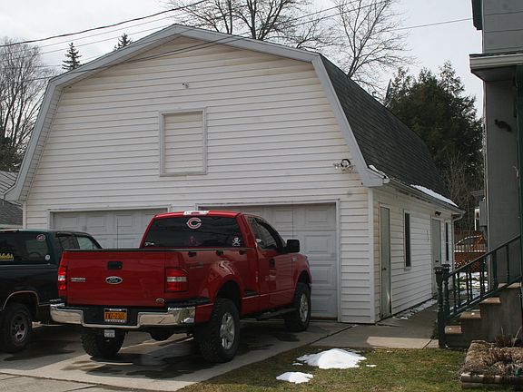 1/2 bath w/upper man cave