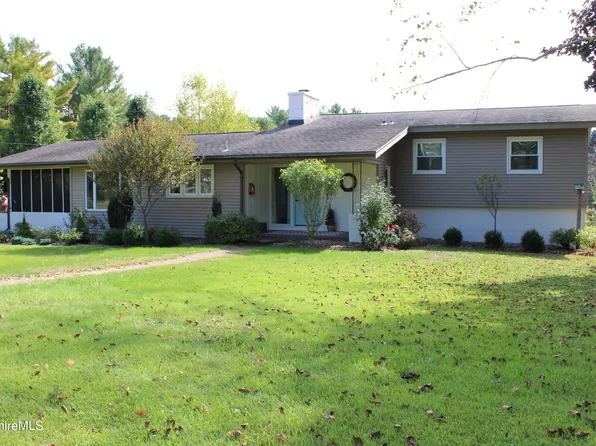 4 Loumar Dr, Pittsfield, MA 01201