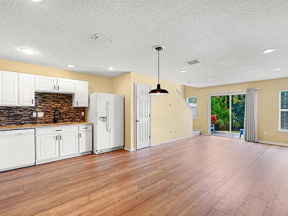 3rd image of 315 Islander Cir