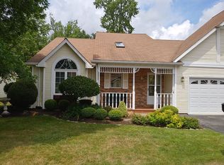 15 Spicebush Ln, Williamsville, NY 14221