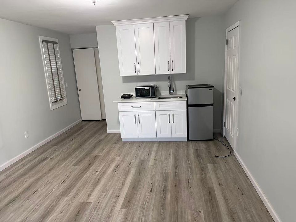 1st image of 260 Graham Ave #2