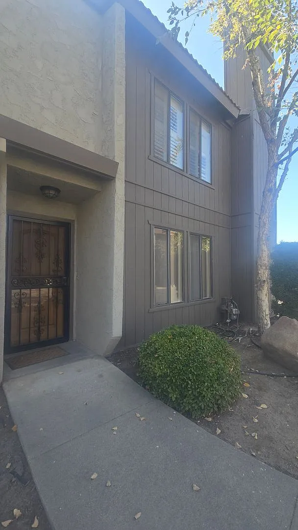 2 Bedroom 1.5 Bath available now — Photo 1