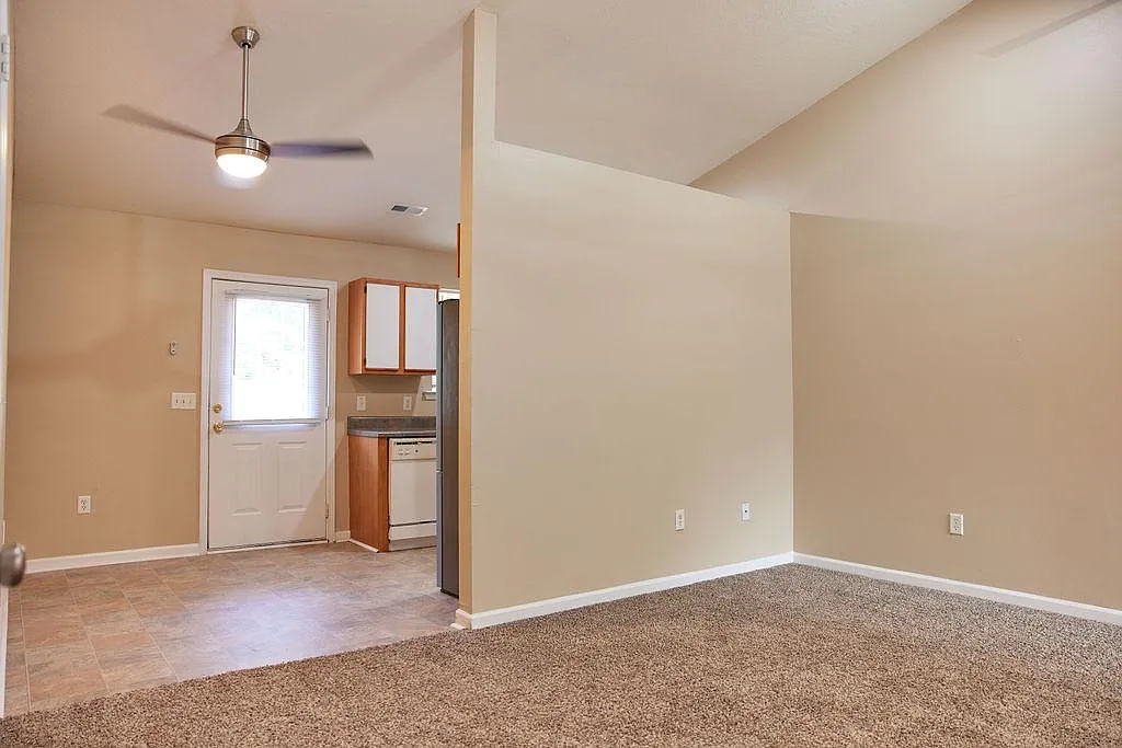 109 Lora Ln — Photo 2