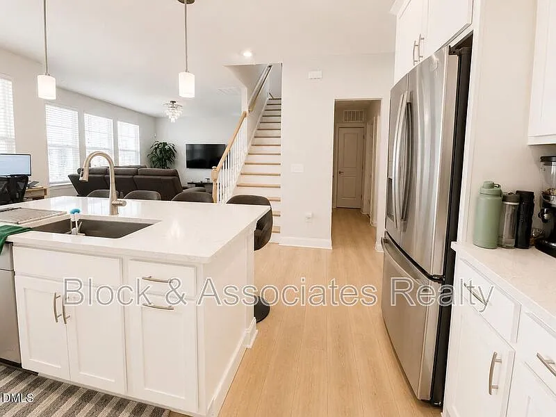 4 bed, 3.0 bath, $2,650 — Photo 2