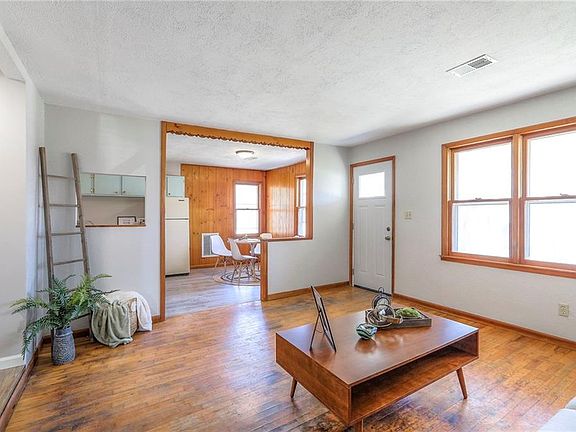 4th image of 208 N Missouri St