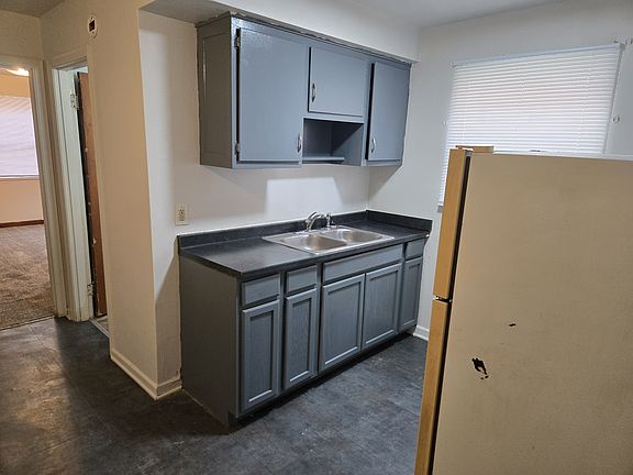 5th image of 218 Basswood Ave #2