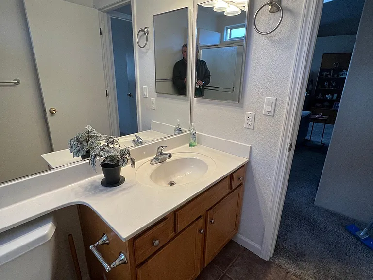 FULL BATHROOM.
NEW PAINT.