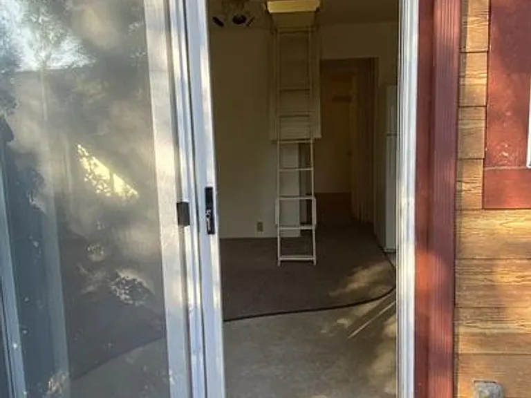 1213 Spear Ave — Photo 6