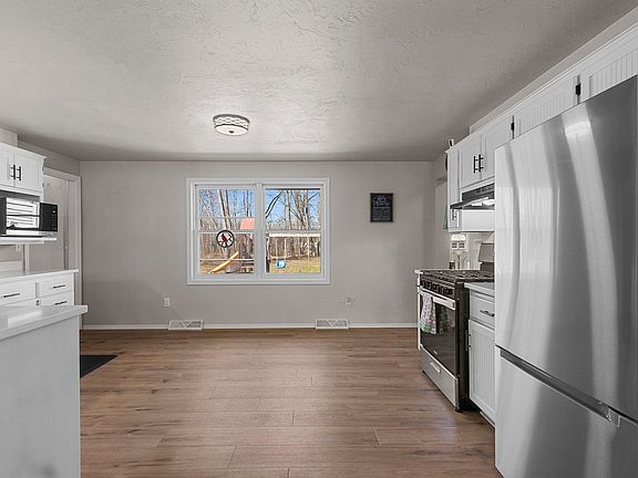 5th image of 3175 Birch Rd
