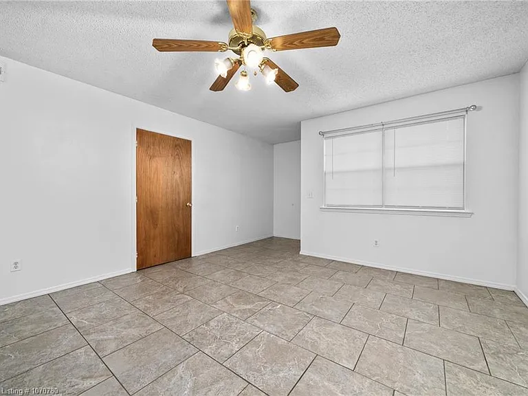 302 S Pocola Blvd — Photo 2