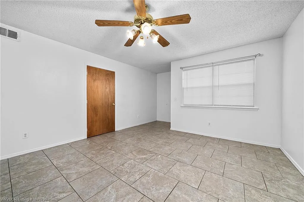 Building Photo - 302 S Pocola Blvd
