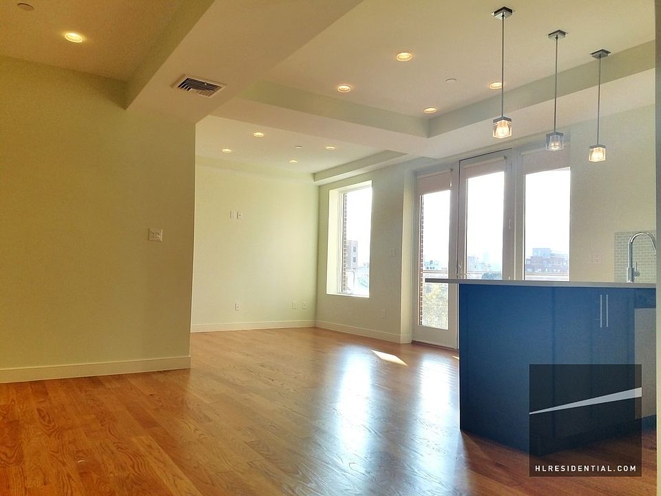1st image of 2702 Hoyt Ave S #2