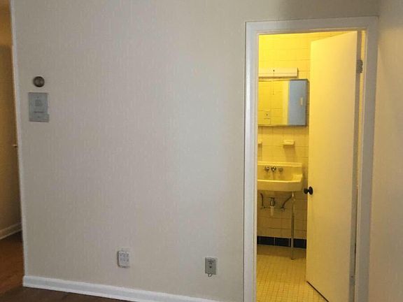 2nd image of 815 Race St APT 1