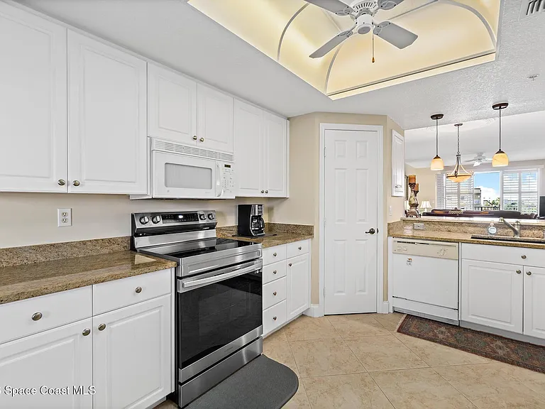 601 Shorewood Dr #G505 — Photo 8