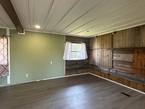 2nd image of 517 Hidden Oaks Rd
