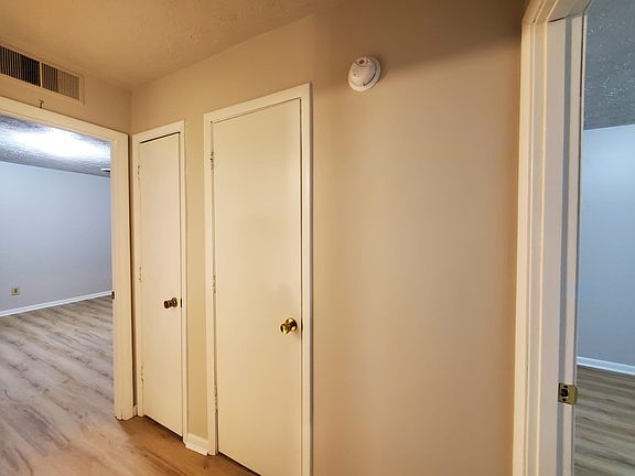 2nd image of 2824 Yellowstone Pkwy #4