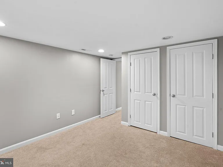 300 S Robinson St — Photo 34