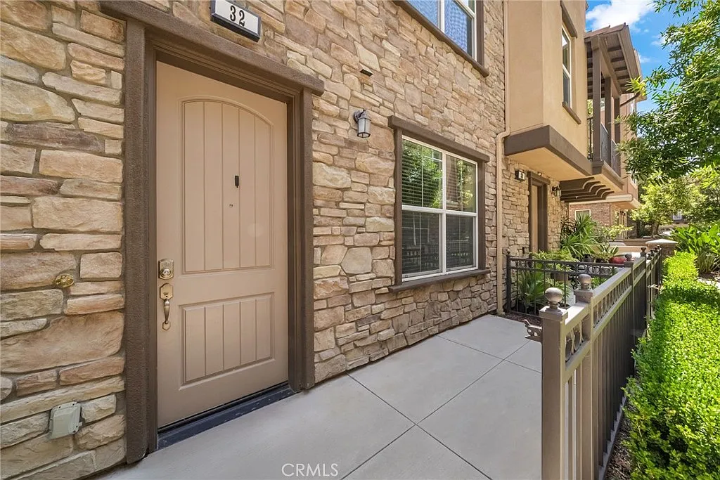3 bed, 3.5 bath, 1716 sqft, $4,000 — Photo 3