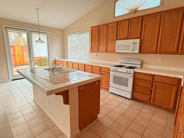 2605 Sage Ct — Photo 2