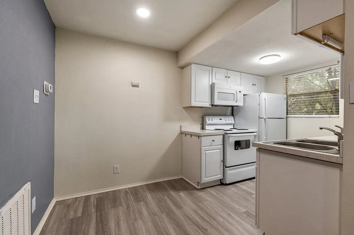 Building Photo - 710 E Dean Keeton St #201