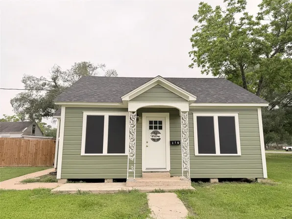 515 E Correll St, El Campo, TX 77437