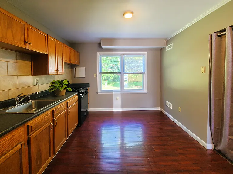 8401 Pioneer Dr — Photo 9