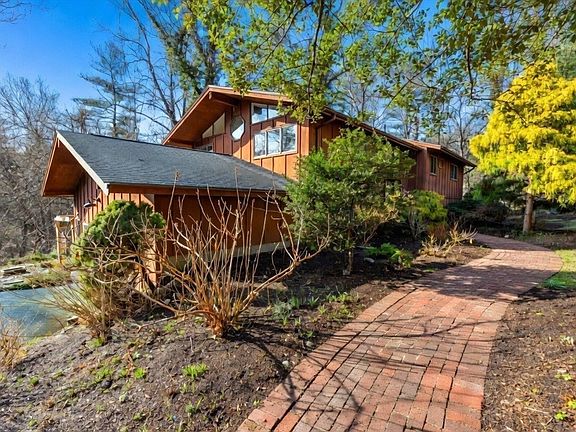 2nd image of 58 Meadow Brook Rd