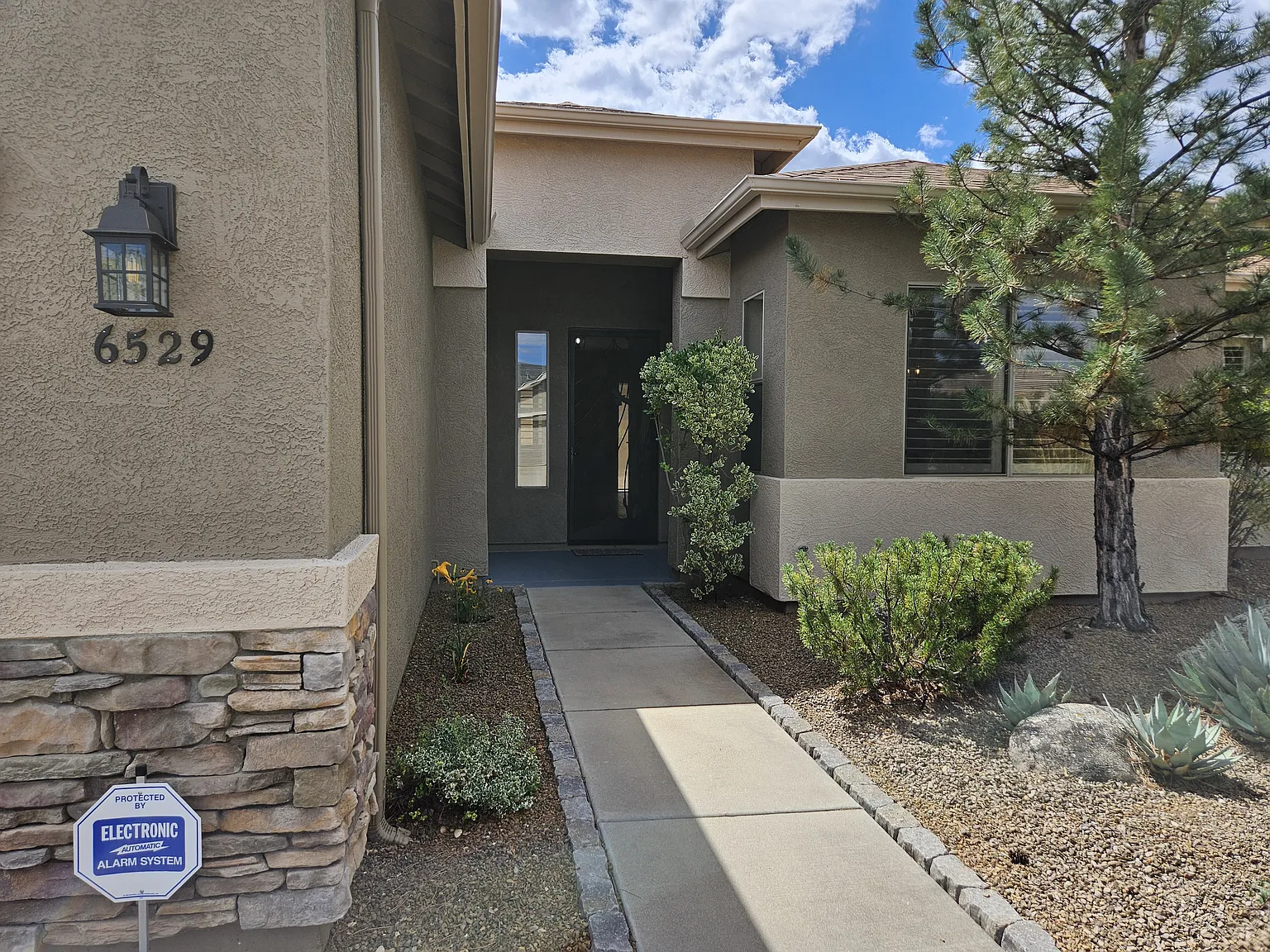 3 bed, 1852 sqft, $2,485 — Photo 2