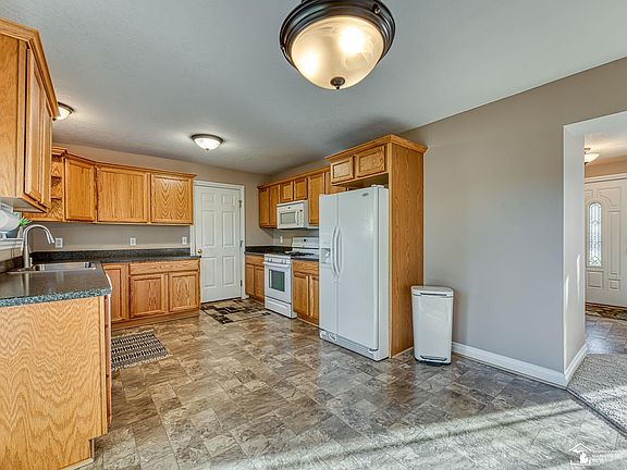 3rd image of 25484 Waltz Rd