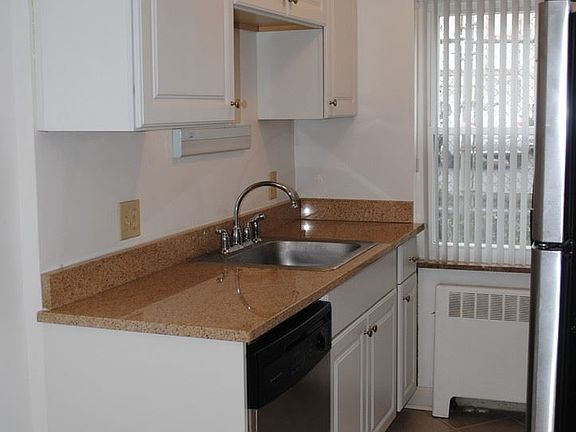 3rd image of 2750 Linshaw Ct APT 3