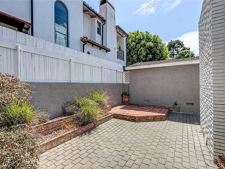 644 14th St — Photo 33