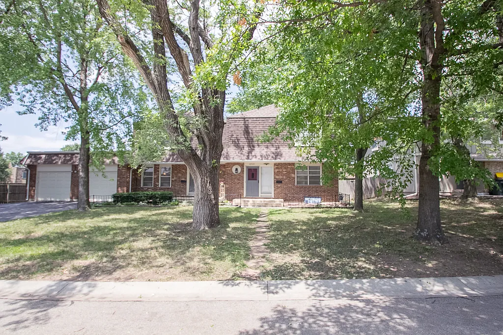 Newly Remodeled 3 Bedroom with Finished Basement — Photo 1