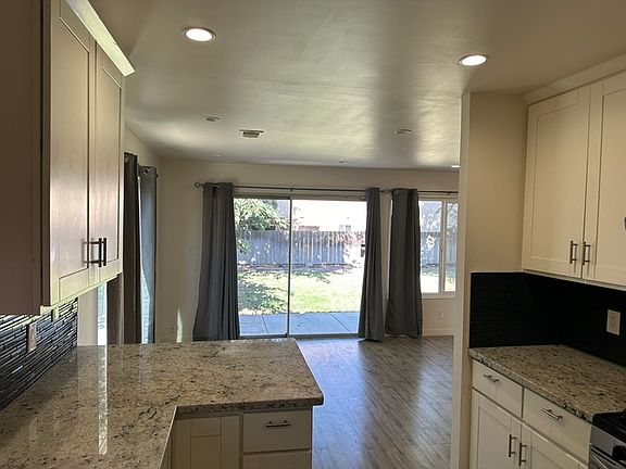 4th image of 2331 Lincoln Blvd
