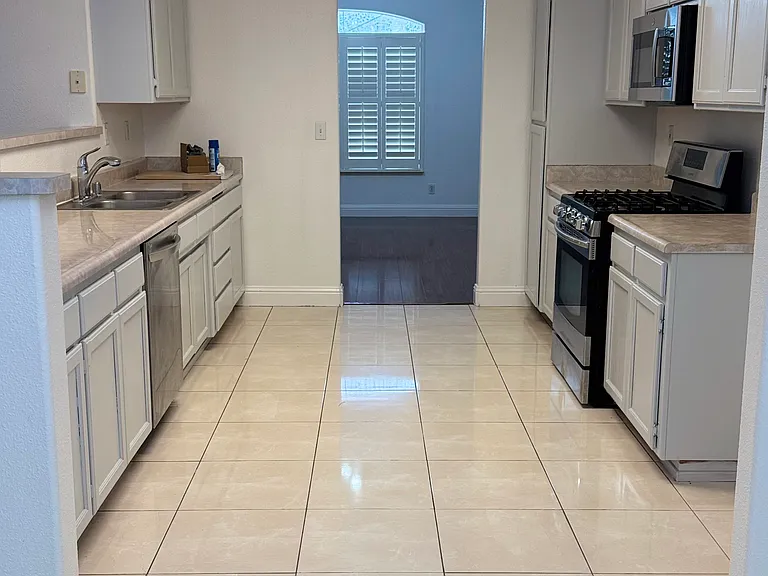 1562 Berkshire Dr — Photo 5