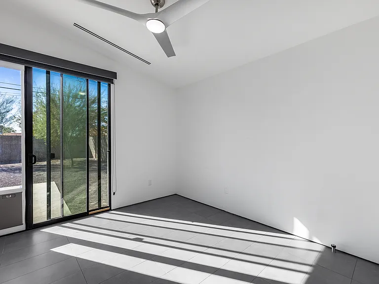 3337 E Cambridge Ave — Photo 36