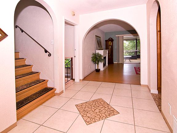 5th image of 12 Bayberry Dr