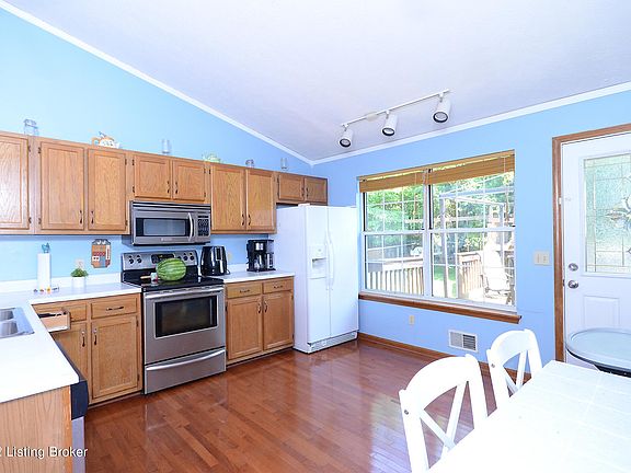 4th image of 216 Davids Ln