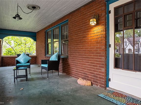 3rd image of 676 Roslyn Ave