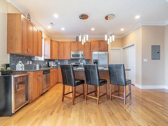 3rd image of 4962 N Milwaukee Ave APT 4C