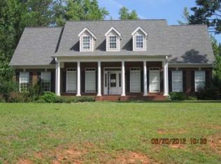 201 Island Trace Dr, Lizella, GA