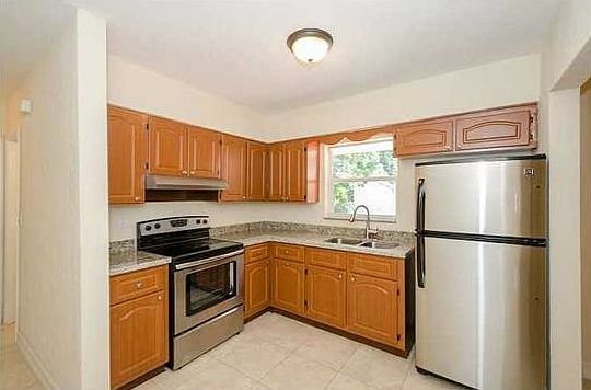 4th image of 320 NE 162nd St