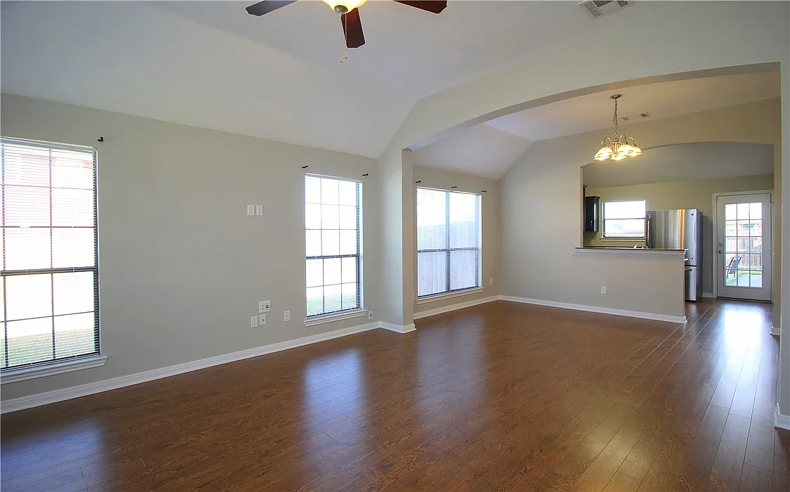 3 bed, 1423 sqft, $1,925 — Photo 3