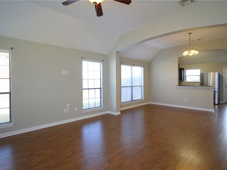 2010 Turning Leaf Dr — Photo 3